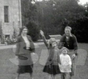 Polémica por el saludo nazi de Isabel II cuando era pequeña Polémica por el saludo nazi de Isabel II cuando era pequeña
