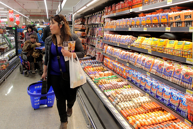 Ossandón y Girardi proponen que supermercados donen alimentos por vencer o mal rotulados Ossandón y Girardi proponen que supermercados donen alimentos por vencer o mal rotulados