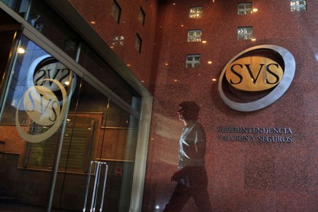 Directores de SQM buscan rebatir cargos de la SVS presentando informes de expertos de Estados Unidos