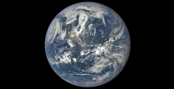 La primera imagen en que se ve toda la cara iluminada de la Tierra La primera imagen en que se ve toda la cara iluminada de la Tierra