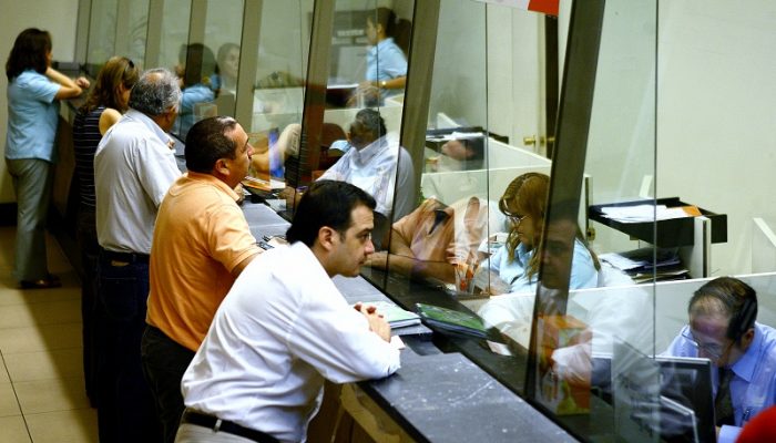Oferta de créditos bancarios se mantuvo restrictiva para hogares y empresas en el segundo trimestre Oferta de créditos bancarios se mantuvo restrictiva para hogares y empresas en el segundo trimestre