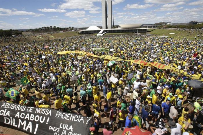 Peor desplome económico en un cuarto de siglo y el escándalo de corrupción de Petrobras saca a cientos de miles de personas a las calles en Brasil