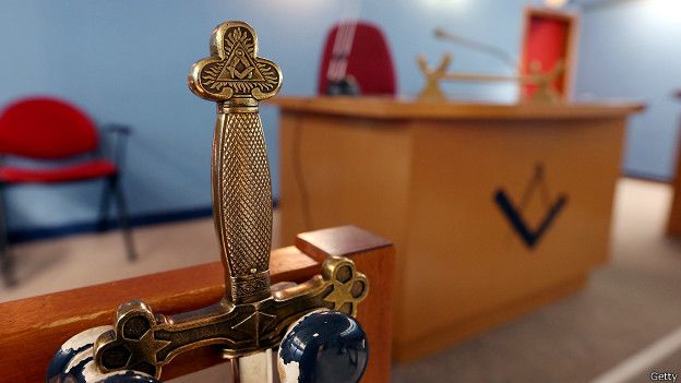 Masones expulsan a juez Emilio Elgueta tras descubrirse que practicaba “magia negra” contra ex ministra de la Suprema Masones expulsan a juez Emilio Elgueta tras descubrirse que practicaba