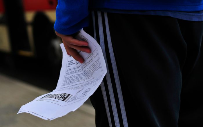 La letra chica del CAE: miles de estudiantes aún pagan casi un 6% de interés a los bancos La letra chica del CAE: miles de estudiantes aún pagan casi un 6% de interés a los bancos