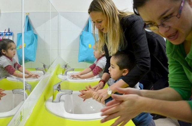 Capacitan a educadoras sobre higiene de manos