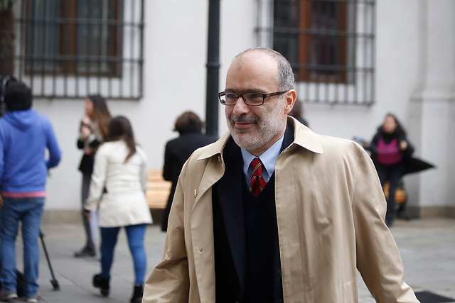 Valdés preso de su silencio: ministro de Hacienda se ve obligado a descartar presiones para frenar investigación de SQM