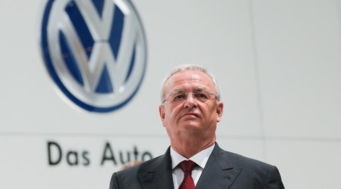 Escándalo de Volkswagen le cuesta el puesto al CEO de la automotora y Merkel llama a la “transparencia total” de la compañía Escándalo de Volkswagen le cuesta el puesto al CEO de la automotora y Merkel llama a la