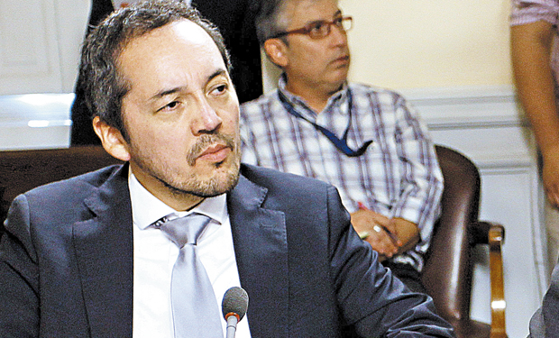 Vargas involucra a presidente del TC en estrategia ideada por Peñailillo para que fiscalía no entrara a SQM Vargas involucra a presidente del TC en estrategia ideada por Peñailillo para que fiscalía no entrara a SQM