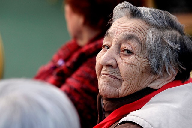 Más de 120 mil adultos mayores están sobreendeudados en Chile