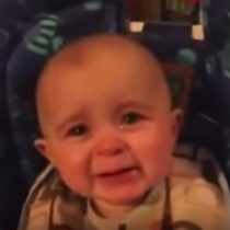 [Video] Bebé se emociona al oír cantar a su madre