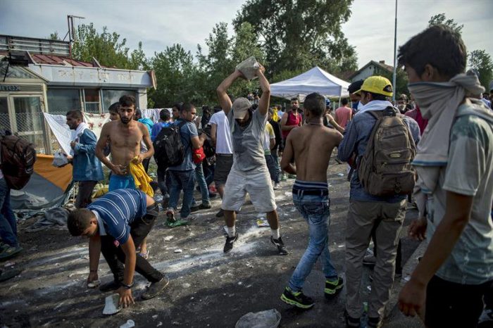 Policía húngara usa gas pimienta para impedir la entrada de refugiados Policía húngara usa gas pimienta para impedir la entrada de refugiados