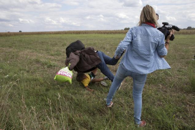 Reportera húngara reconoce que pateó a refugiados, pero no pide perdón Reportera húngara reconoce que pateó a refugiados, pero no pide perdón