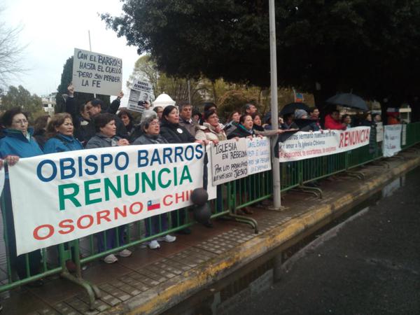 Nueva protesta de fieles contra obispo Barros en Catedral de Osorno