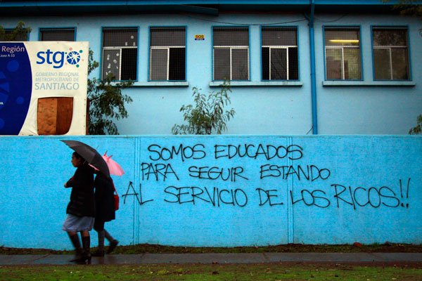 Tristes y explotados: la infelicidad que deja el modelo económico chileno Tristes y explotados: la infelicidad que deja el modelo económico chileno