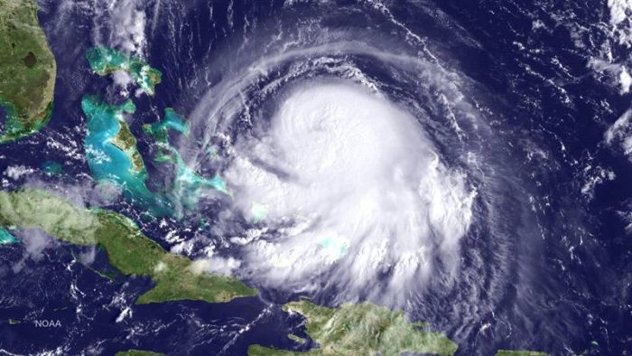 El poderoso huracán Joaquín golpea a Bahamas provocando inundaciones El poderoso huracán Joaquín golpea a Bahamas provocando inundaciones