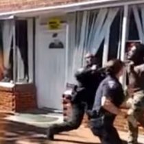 [Video] Hombre noquea a policia que intentaba detenerlo