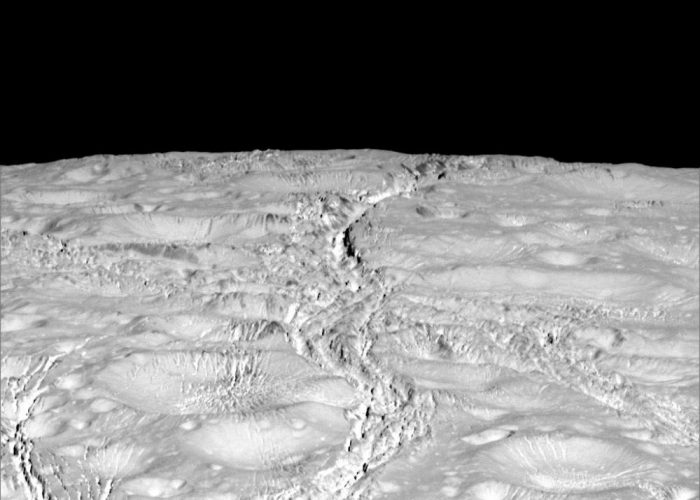 Sonda Cassini realiza acercamiento histórico a la luna helada de Saturno