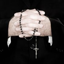 Denuncian por abuso sexual a Joseph Doherty, fallecido sacerdote que fue fundador de la congregación Holy Cross en Chile