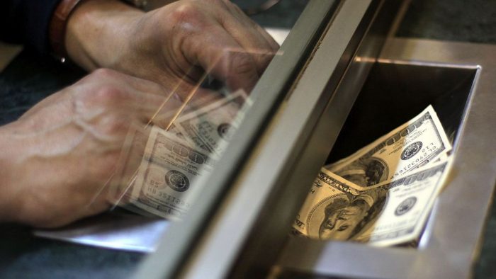 Peso chileno sigue fortaleciéndose frente al dólar: tipo de cambio cayó hasta los $587, su nivel más bajo desde noviembre de 2014 Peso chileno sigue fortaleciéndose frente al dólar: tipo de cambio cayó hasta los $587, su nivel más bajo desde noviembre de 2014
