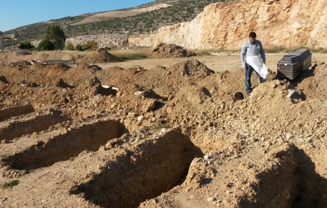 El doble dolor de los griegos que deben exhumar a sus muertos El doble dolor de los griegos que deben exhumar a sus muertos