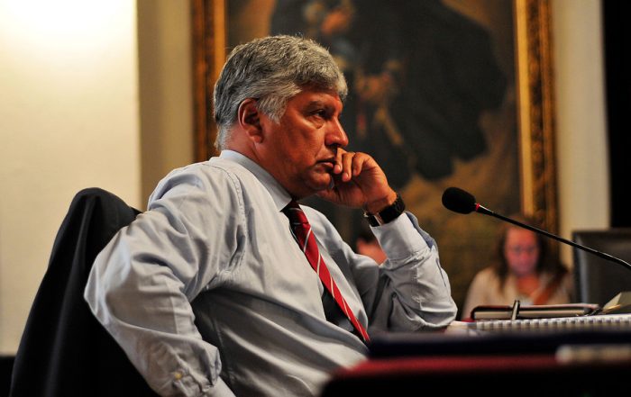 Alcalde de Valparaíso corre al margen de la directiva UDI y pide que militantes investigados renuncien Alcalde de Valparaíso corre al margen de la directiva UDI y pide que militantes investigados renuncien