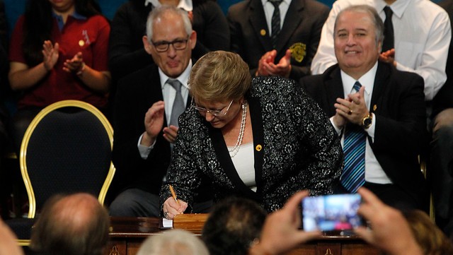 Bachelet firma proyecto de desmunicipalización: «Estamos forjando la última gran pieza de un sistema que se basa en la inclusión» Bachelet firma proyecto de desmunicipalización: