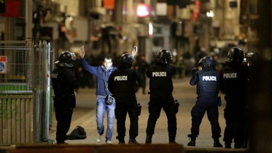 Mujer activa cinturón bomba en medio de cacería para dar con líder de los ataques en París Mujer activa cinturón bomba en medio de cacería para dar con líder de los ataques en París