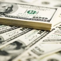 Dólar sigue caída libre en el mercado local tras cerrar en $662, en una jornada donde bolsas europeas se dispararon 3,5% y se recuperan del 