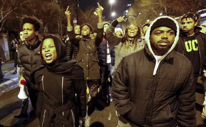 Chicago vive noche de protestas tras divulgarse video de joven negro acribillado por un policía hace un año