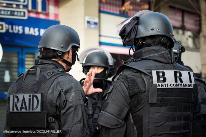 Encuentran al sur de París cinturón de explosivos como el de los atentados del 13 de noviembre Encuentran al sur de París cinturón de explosivos como el de los atentados del 13 de noviembre