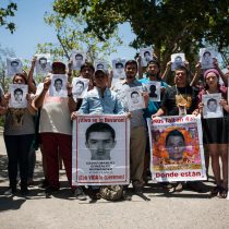 [Fotos] Padres de Ayotzinapa en el día internacional D.D.H.H.