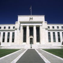 Operadores reducen apuestas a incremento en las tasas de la Fed