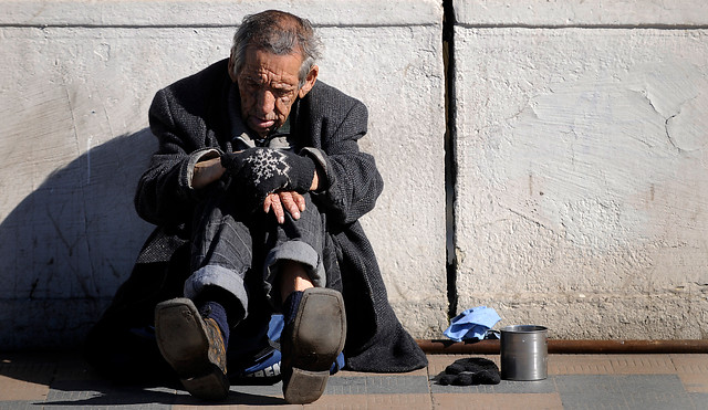 CEP: 40% de los chilenos cree que la principal razón de la pobreza está en 