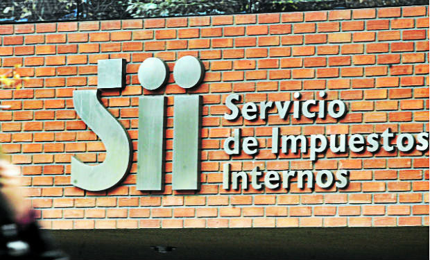 Platas políticas: el SII le echa tierra a investigación de las otras grandes empresas involucradas en el financiamiento irregular de campañas Platas políticas: el SII le echa tierra a investigación de las otras grandes empresas involucradas en el financiamiento irregular de campañas