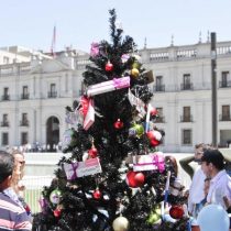 Corporación Queremos Ser Padres regaló árbol de Navidad a Bachelet con test de embarazos