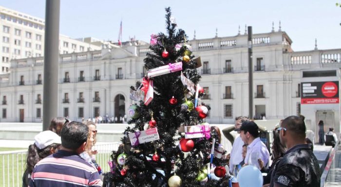 Corporación Queremos Ser Padres regaló árbol de Navidad a Bachelet con test de embarazos