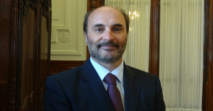 El conflicto y desconfianzas que apuntan a Ángel Cabeza como responsable de la crisis de la Dibam El conflicto y desconfianzas que apuntan a Ángel Cabeza como responsable de la crisis de la Dibam