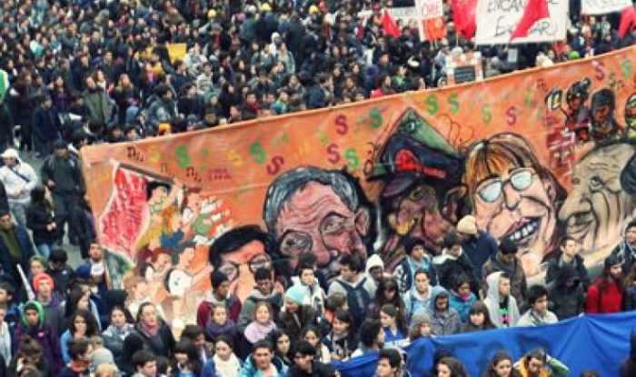 2015-2016: entre la desconfianza, la descomposición y la politización 2015-2016: entre la desconfianza, la descomposición y la politización