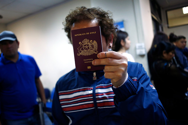 Pasaporte para autoridades no sufrió alza de precio en noviembre y cuesta la mitad que el corriente Pasaporte para autoridades no sufrió alza de precio en noviembre y cuesta la mitad que el corriente