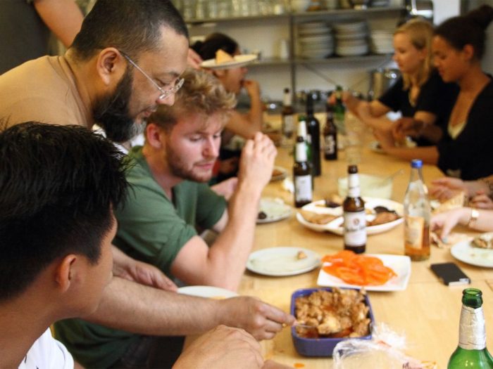 Pareja alemana confunde centro de refugiados con restaurante y disfruta cena Pareja alemana confunde centro de refugiados con restaurante y disfruta cena