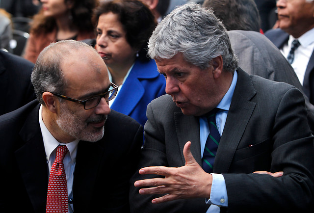 La molotov con que Eyzaguirre y Valdés incendiaron el frente Educación La molotov con que Eyzaguirre y Valdés incendiaron el frente Educación