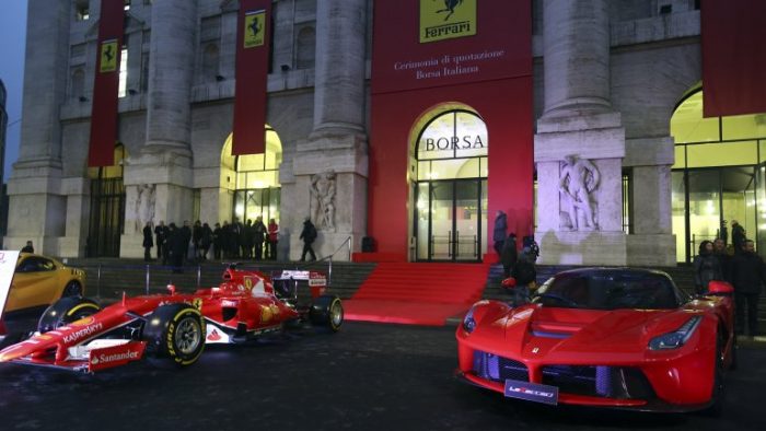 Como en las carreras: Ferrari sufre en su debut en la Bolsa de Milán y remonta al cierre
