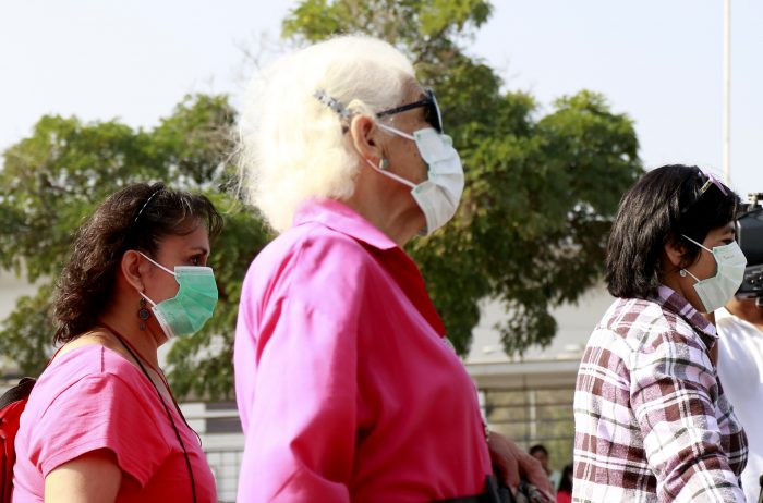 Expertos contradicen a Intendente y ministro del Medioambiente y dicen que nube tóxica sí afecta a la salud humana Expertos contradicen a Intendente y ministro del Medioambiente y dicen que nube tóxica sí afecta a la salud humana