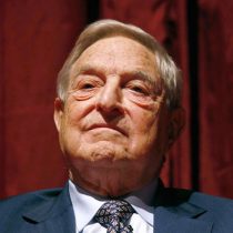 George Soros arremete contra los gigantes de internet: Google y Facebook son casi monopolios, adictivos e incentivan al populismo