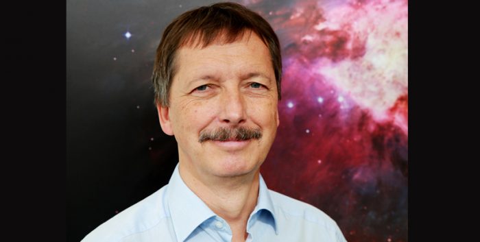 Experto alemán en polvo interestelar: «Nos interesa el origen de la vida, en el contexto de la astrofísica»