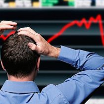 Pánico en Wall Street contagia a mercados alrededor del mundo e inversores ven esfumarse un trillón de dólares