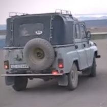 [Video] ¿Cuántas personas entran en un viejo auto fabricado en la URSS?