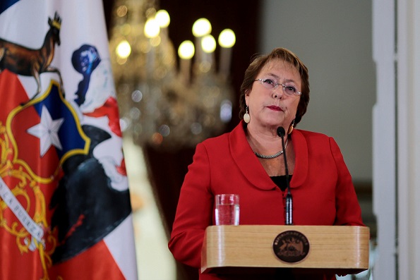 Carlos Peña dice que por más emoción que expresara Bachelet no “alcanzó a emitir el menor juicio crítico de su nuera” Carlos Peña dice que por más emoción que expresara Bachelet no “alcanzó a emitir el menor juicio crítico de su nuera”