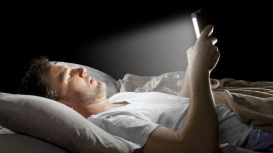 Nueve de cada diez chilenos no pueden dejar de revisar el celular antes de irse a dormir Nueve de cada diez chilenos no pueden dejar de revisar el celular antes de irse a dormir