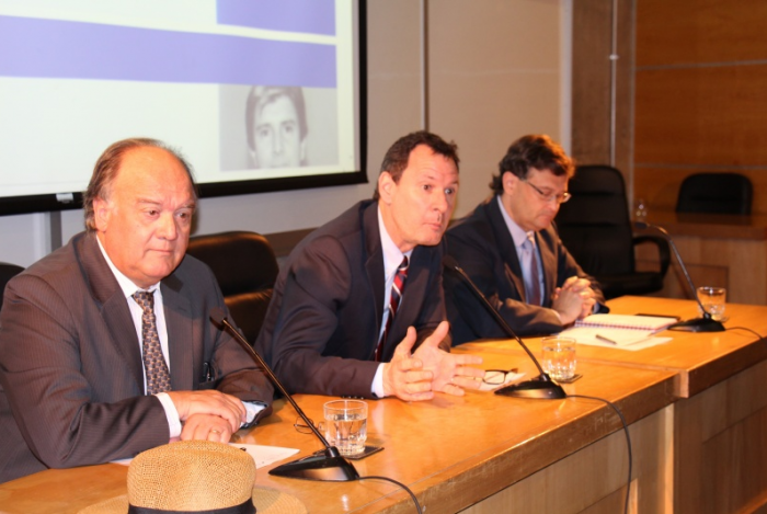 Grupo de Política Monetaria de la U. de Chile recomienda mantener TPM en 3,5% al Banco Central Grupo de Política Monetaria de la U. de Chile recomienda mantener TPM en 3,5% al Banco Central